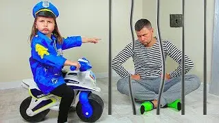 Милана и папа играют в полицейского и воришку