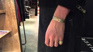 LARRYSMITH 唐草ネックレス、リング、バングルの着用画像