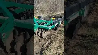 Ровняем полевые дороги плугом и дискатором.