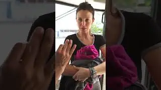 Sube al colectivo con dos bebés falsos para ir sentada 😡 