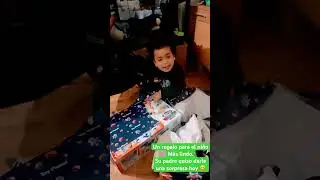 Regalo nuevo para el niño lindo