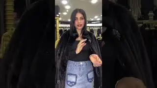 В ДЖИНСОВОЙ ЮБКЕ И ЧЁРНЫХ КОЛГОТКАХ ПРИМЕРЯЕТ ШУБЫ МИЛАЯ ДЕВОЧКА 