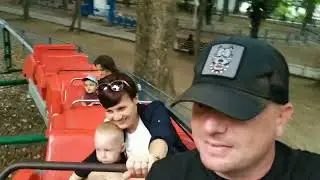 Даня первый раз на аттракционе.