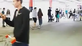 Хабиб катается на тележке
