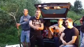 Парни весело зачитали на озере под гитару