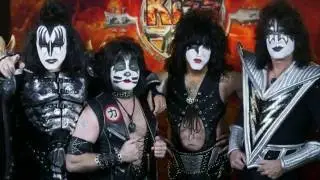 Anuncio de KISS saludando en español