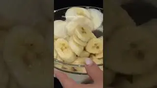 Смешать яйцо, 200 мл. кефира, 5 ст. ложек муки, банан, соль и сахар по вкусу, разрыхлитель 🥞