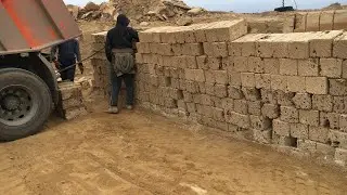 Как грузят  ракушечник