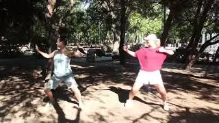 Натягивание лука, чтобы выстрелить в ястреба 