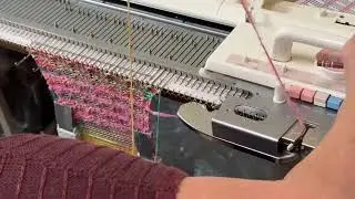 Knitting a colored press with manual needle selection