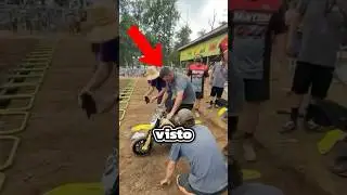 La moto del figlio si ferma proprio all’inizio della gara ma poi… (@jv_filmz)ig