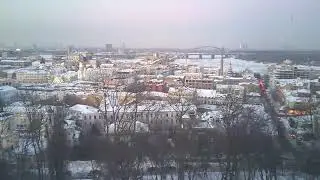Панорамный вид на зимний Подол с Андреевского спуска