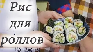 Японка готовит рис для суши и роллов.