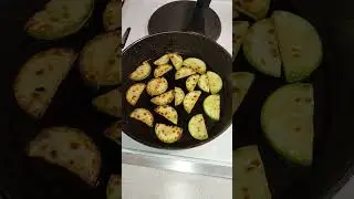 Быстрый салат из кабачков с помидорами и сыром фета#простыерецепты #салат