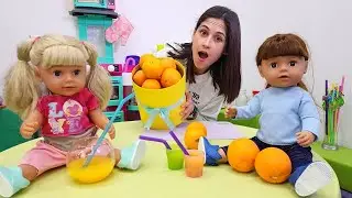 Ayşe, Gül ve Ece için sıkma portakal suyu yapıyor. Oyuncak bebeklerle kız oyunları