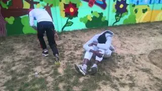 En 17 seconde il met deux mec k.o