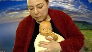 Повиване на бебе.