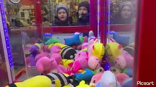 ВЫЙГРАЛИ ИГРУШКУ В АВТОМАТЕ !