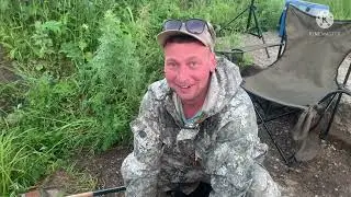Супер рыбалка на не дорогую приманку. Большой карп на мелкой речке.