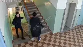 Уже неделю молодые люди переворачивают подъезды в Сургуте
