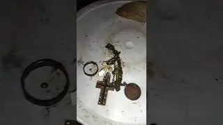конкурент потерял украшения.  поиск золота на пляже #metaldetecting #коп #поискзолотанапляже