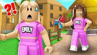MEINE SCHWESTER spielt ZUM ERSTEN MAL MM2 in Roblox!