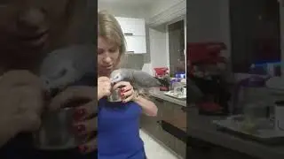 Дорогие наши подписчики,нас 10 тысяч! Благодарим каждого за то что вы с нами!  Будни Бени,едим кашу)