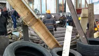Донецкие сепаратисты мимикрируют. Жгут костры возле ОГА