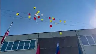 Полетели шарики у наших выпускников... Ромочка сынок.