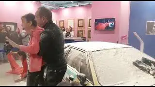 Gli attivisti di Ultima Generazione manifestano alla mostra Andy Warhol a Milano
