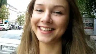 Chica envía un saludo