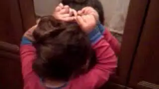 малыш поет и танцует,глядя себя в зеркало 20200717 233715