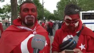 Paris sokakları 'kırmızı beyaz'a büründü