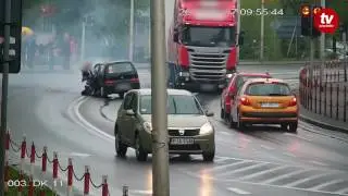 Грузовик врезается в Фиат.