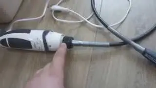 Engraver of the Braun blender with his hands.