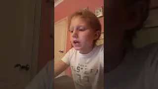 Жутко. Смотрю видео елли ди ночь в доме из плёнки на дереве.