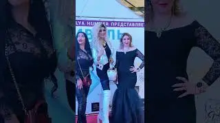 Продюсер и учредитель фестваля музыки и моды - певица Лёля Хаммер с Викторией Берниковой и  Ламой