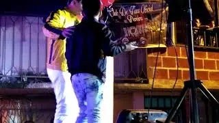 Esteban Correa cantando con Jhonny Rivera Siga bebiendo