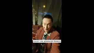 обычный человек пробует еду в ресторане