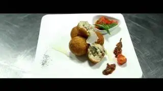 Сицилийские аранчини - рисовые шарики с фаршем и соусом Арабьята