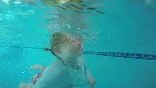 Un bébé saute dans une piscine... et flotte!