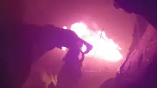 горит частный дома , внутри находится 2 газовых баллона