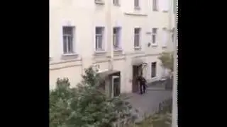 Стучать  головой в  дверь