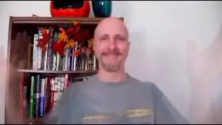 Лысый мужик быстро хлопает в лодони