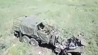 Русские солдаты бегут с поля боя, бросая технику..... Довоевались....