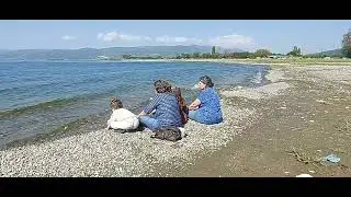 İkizler güzel havanın tadını göle taş atarak yaşadı..