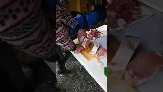 Нож Helle против замороженной свинины 