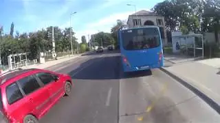 nem gyorsabb - de nem bír semelyik se a bringás mögött maradni ...