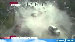 Авария на теплотрассе в Киеве практически парализовала движение машин