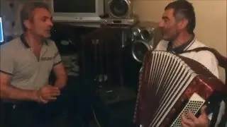 Կանաչ դաշտի մեջ նստած եմ քարին